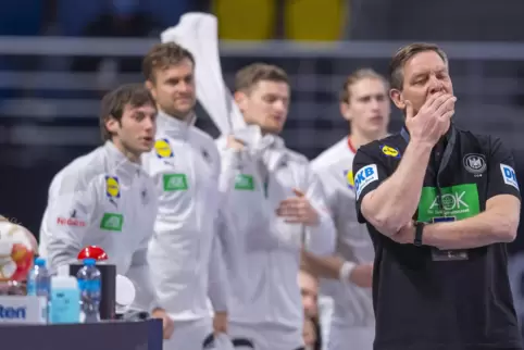 Enttäuschung bei Alfred Gislason und der deutschen Mannschaft nach dem 28:29 gegen Ungarn. 