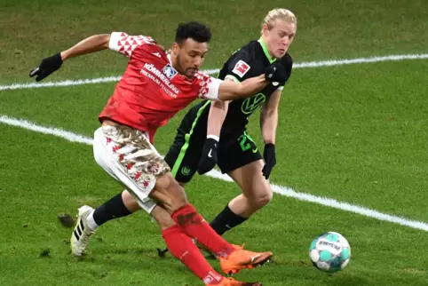 Karim Onisiwo (links) gegen Wolfsburgs Xaver Schlager.