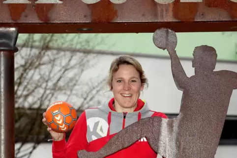 Einer wirft, eine hält, was zu halten ist: Kathrin Keiner vor der neuen Waldseer Rheinauenhalle.