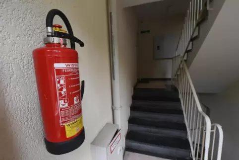 Ist eigentlich ein Nothilfemittel und kein Spielzeug: Feuerlöscher in einem Hausgang.