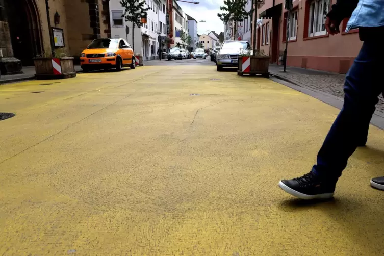 Noch ist die Königsstraße nur sehr provisorisch umgestaltet mit gelber Farbe, Bäumen in Kübeln und hölzernen Podesten für die Ga