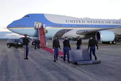 Letzter Flug mit der Air Force One: Für Trump wird noch einmal der rote Teppich ausgerollt.