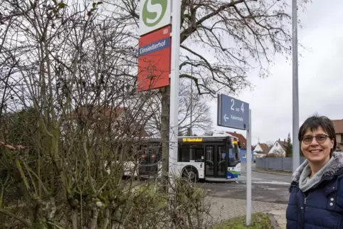 Ortsvorsteherin Christina Kadel an der Bushaltestelle am Bahnhaltepunkt der S-Bahn. Doch vor allem der Auto- und Lkw-Verkehr im 