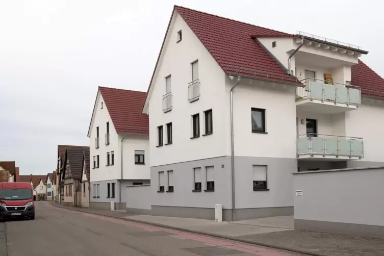 Die beiden neu gebauten Mehrfamilienhäuser in der Burgstraße haben die Diskussion angestoßen.