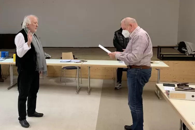 Vereidigung: Ratsmitglied Uwe Mertel (rechts) führt den neuen Ortsbürgermeister Oswald Kullmer ins Amt ein. 