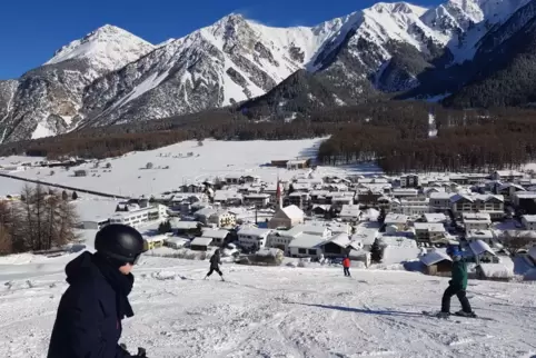 Einen großen Schritt haben die Skianfänger bewältigt, wenn sie hinter ihrem Skilehrer erstmals die Talfahrt auf der Haideralm (h