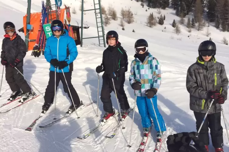Ein Gruppe von Helmholtz-Sch&uuml;lern wartet am oberen Ende des Vallatsch-Schlepplifts auf der Haider-Alm im Januar 2020 auf ihren S