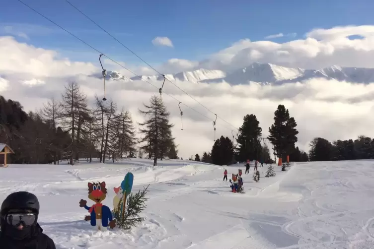 Ihre erste richtige Abfahrt auf Skiern machen die Helmholtz-Skianf&auml;nger auf dem Anf&auml;nger-H&uuml;gel am Vallatsch-Lift auf der Haidera