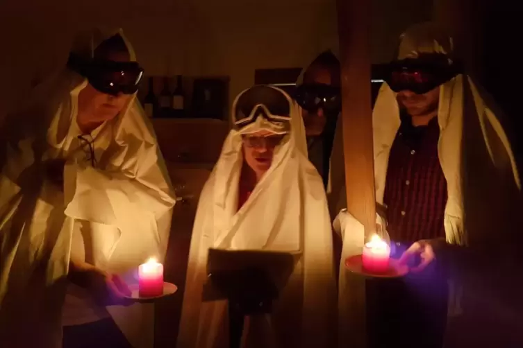 Tradition im Kerzenlicht: Der heilige Skifahrius und seine Gehilfen taufen am Abschlussabend immer ganz z&uuml;nftig stellvertretend 