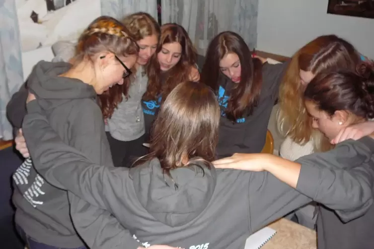 Auch die HHG-Sch&uuml;ler tragen einiges zum gemeinsamen Abschlussabend in Form von Liedern, Spielen oder Sketchen bei (hier im Jahr 