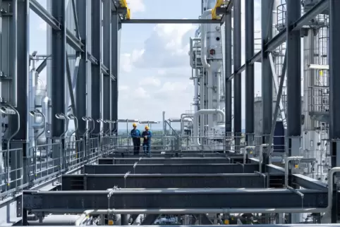 Die BASF hat vor Sondereinflüssen im vierten Quartal 2020 deutlich mehr verdient als im Schlussquartal des Vor-Corona-Jahres 201