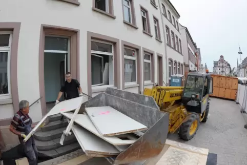 2009: Mit der Entkernung des Gebäudes in der Maximilianstraße für die Einrichtung des „Tor zur Pfalz“ ist die Behörde in Speyer 