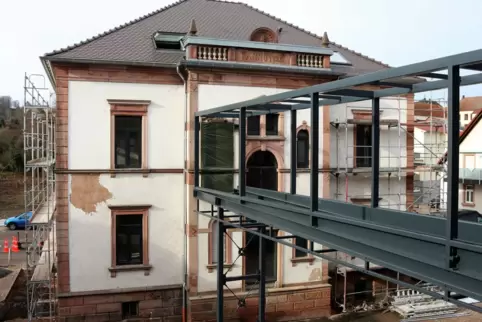 Seit sechs Monaten baut die Volksbank am benachbarten Ex-Rathaus. Knapp eine Million Euro kostet das Projekt. Ein Steg wird die 