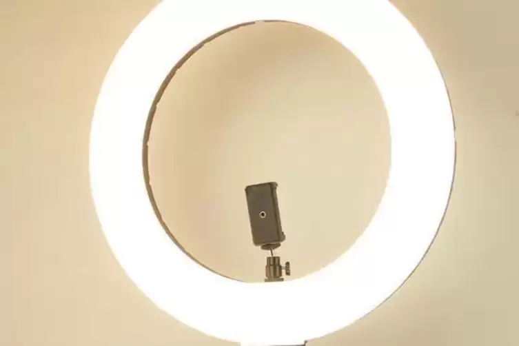 F&uuml;r Lichtgestalten: Neues Homeoffice-Utensil Ringlampe.