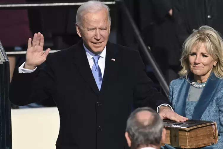 Um 17.48 Uhr deutscher Zeit sprach Joe Biden den Amtseid am US-Kapitol. Rechts seine Frau Jill.
