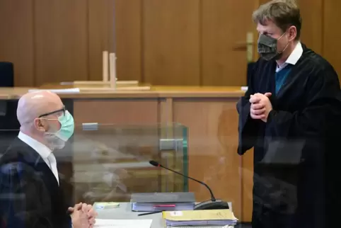 Staatsanwalt Peter Thome (links) und Rüdiger Schneidewinds Verteidiger Joachim Giring hielten am Mittwoch vor dem Saarbrücker La