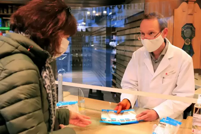 Markus Moser von der Landauer Adler-Apotheke merkt, dass Kunden Aufklärungsbedarf haben, was die Nutzung der FFP2-Masken angeht. Markus Moser von der Landauer Adler-Apotheke merkt, dass Kunden Aufklärungsbedarf haben, was die Nutzung der FFP2-Masken angeht.