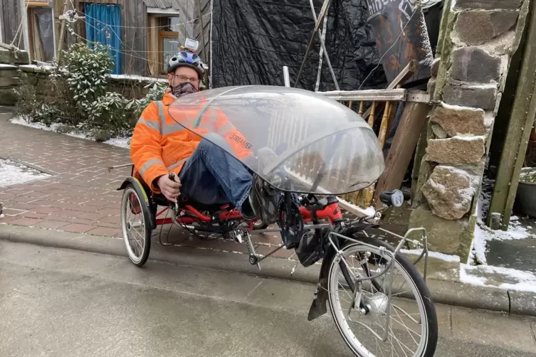 Helmut Creutz auf seinem Delta-Trike mit Wetterschutz.
