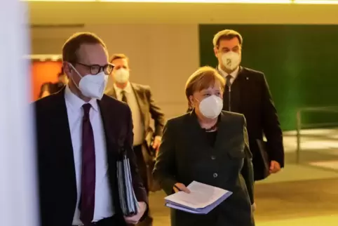 Dienstag: Michael Müller, Angela Merkel und Markus Söder kommen zur Pressekonferenz im Bundeskanzleramt.