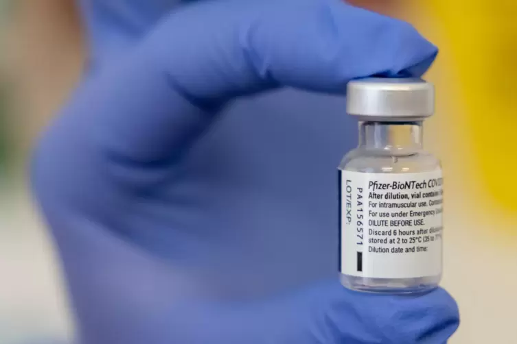 Begehrter Stoff: Eine Ampulle mit dem Corona-Impfstoff von Biontech / Pfizer