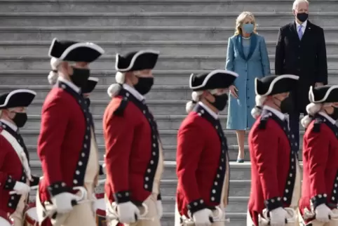 Pomp wie immer bei einer Amtseinführung in Amerika, nur diesmal mit Maske. 