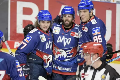 Jubel der Adler nach dem Tor zum 2:0 durch Felix Schütz (Mitte). Links gratuliert Florian Elias, rechts David Wolf. 