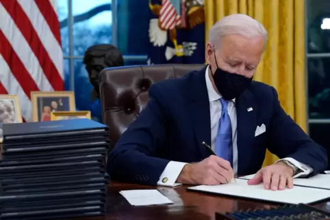 US-Präsident Joe Biden machte am ersten Tag seiner Amtszeit eine Reihe umstrittener Entscheidungen seines Vorgängers rückgängig.
