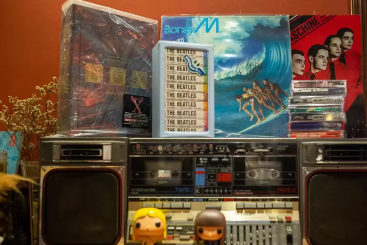 Mit Boney M. und Kraftwerk: Blick in einen Plattenladen in Hanoi. 