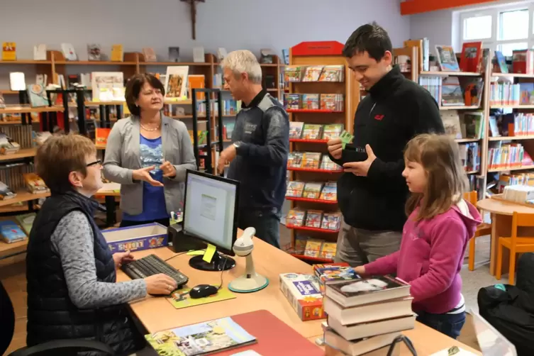 Ein Bild aus „besseren Zeiten“: So viele Kontakte gibt es in der Katholischen Öffentlichen Bücherei in Rülzheim coronabedingt ge