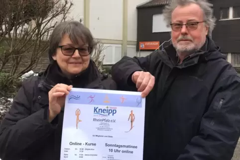Ursula Joksch-Schlosser und ihr Mann Karl Schlosser vor der Johanneskirche in der Gartenstadt, wo sich einer der Kursräume in de