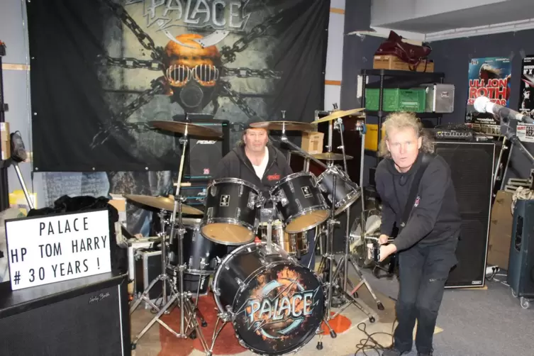 Im Probenraum: Gitarrist Harald Piller und Harry Reiter am Schlagzeug. 