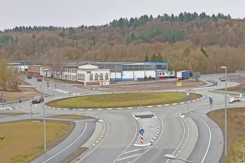 Seit Ende November ist der Ixheimer Kreisel freigegeben. Die Beleuchtung wurde aus Richtung Stadt bis zum Kreisel herangeführt. 