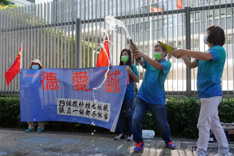 Blau ist Pro-China: Demonstranten vor einem Regierungsgeb&auml;ude. 