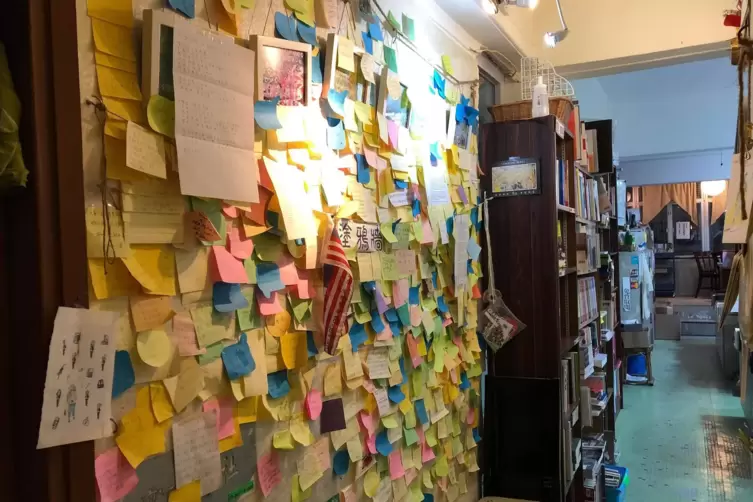 Die Wand in Daniel Lees Buchladen ist mit gelben Post-its &uuml;bers&auml;t.