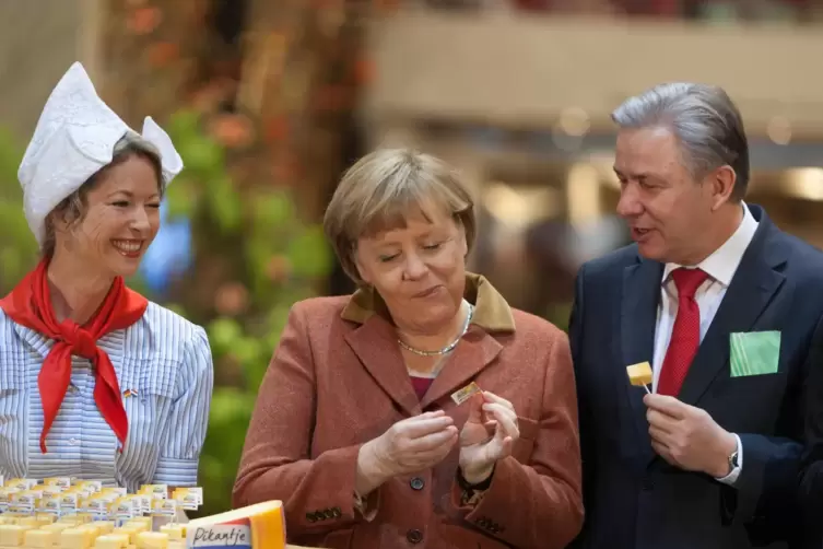 Auch Bundeskanzlerin Angela Merkel (2013 mit dem Regierenden Bürgermeister von Berlin, Klaus Wowereit) schätzt Käse aus Holland.