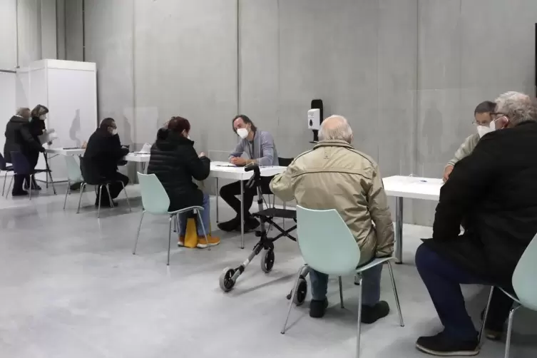 In den Impfzentren &ndash; wie hier in W&ouml;rth &ndash; kl&auml;ren &Auml;rzte die Krankengeschichte der Menschen ab und entscheiden, ob die Impfung f&uuml;r 
