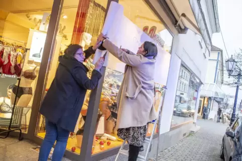 Mit Aktionen versuchen Homburger Einzelhändler, auf ihre Lage aufmerksam zu machen. Mit einem verhüllten Schaufenster vor ihrem Mit Aktionen versuchen Homburger Einzelhändler, auf ihre Lage aufmerksam zu machen. Mit einem verhüllten Schaufenster vor ihrem