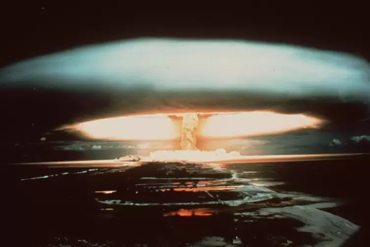 Auf dem Murora-Atoll zündet Frankreich Anfang der 70 Jahre einen atomaren Sprengsatz zu Versuchszwecken. 