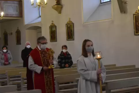 Sebastianusfest in Corona-Zeiten: Pfarrer Rudolf Schlenkrich mit der Monstranz mit der Reliquie des Heiligen Sebastian beim Einz