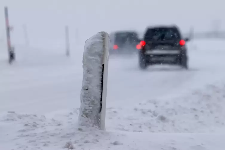 Nach wie vor behindert in Teilen Deutschlands Schnee den Verkehr. 