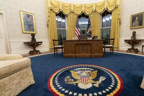 Das Oval Office nach dem Einzug Joe Bidens: Der Teppich ist wieder blau, wie in den 90er Jahren bei Bill Clinton. 