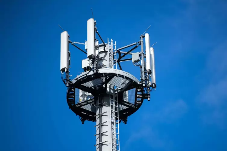 Das Foto zeigt einen Mast mit verschiedenen Antennen von Mobilfunkanbietern.