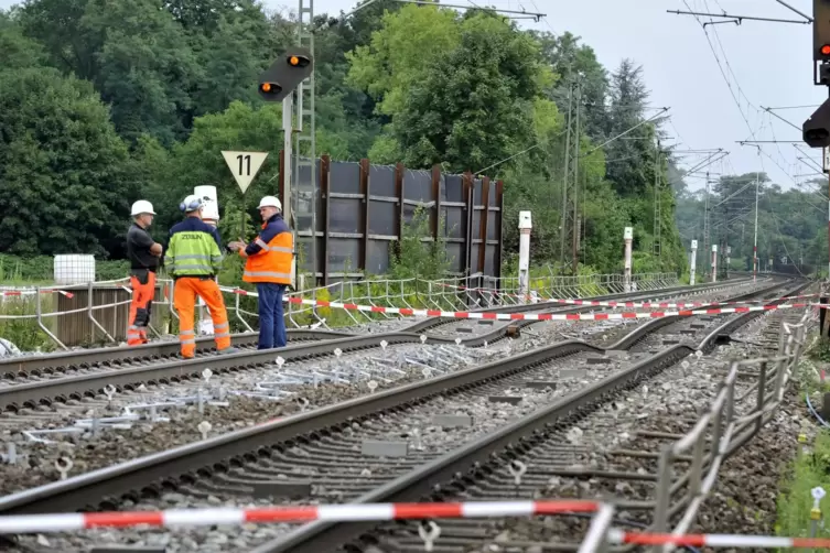 Ratlose Gesichter ein Tag nach der Gleisabsenkung im August 2017. Seither ist nicht viel passiert,