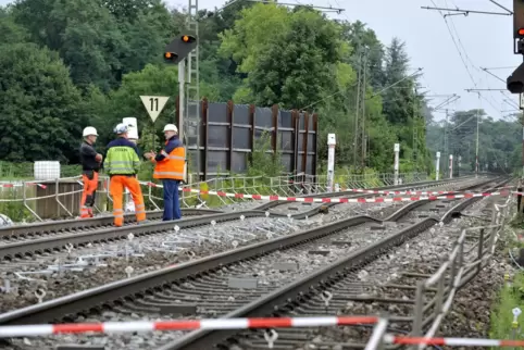 Ratlose Gesichter ein Tag nach der Gleisabsenkung im August 2017. Seither ist nicht viel passiert,