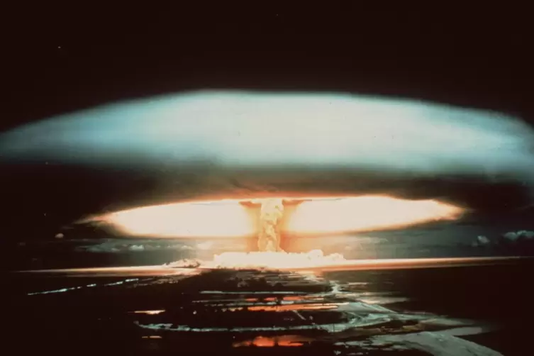 Weltweites Verbot von Atomwaffen gefordert, Auf dem Murora-Atoll zündet Frankreich Anfang der 70 Jahre einen atomaren Sprengsatz