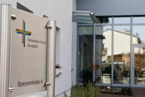 Fünf der acht Gäste-Zimmer im Stationären Hospiz sind von dem Wasserschaden betroffen. Die verbliebenen drei Gäste werden in den Fünf der acht Gäste-Zimmer im Stationären Hospiz sind von dem Wasserschaden betroffen. Die verbliebenen drei Gäste werden in den
