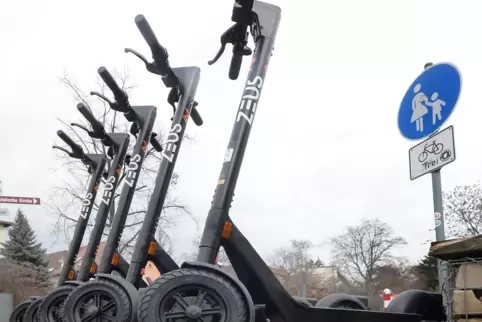 An der Karl-Helfferich-Straße zur Wallgasse hin stehen bereits E-Tretroller. Ihr Batteriestand wird fernüberwacht. Ist eine Batt