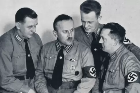 Joviale Diener eines verbrecherischen Regimes: die Leiter der Neustadter NSDAP-Ortsgruppe (von links: Otto Theilmann, Hieronymus
