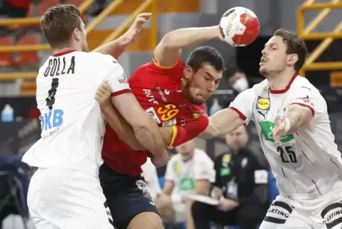 Starke Abwehr: Johannes Golla und Kai Häfner stoppen Alex Duschebajew. 