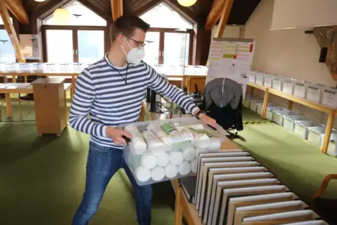Lagerraum im Sitzungssaal: Markus Arnold von der VG-Verwaltung Kusel-Altenglan verstaut Desinfektionsmittel, das vor der Landtag